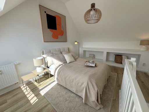 Helles Schlafzimmer mit einem Bett, Dekorationen und einer modernen Beleuchtung.